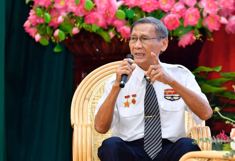 Ông Trần Hữu Thọ xúc động kể lại những kỷ niệm không quên trong đời phi công quân sự.