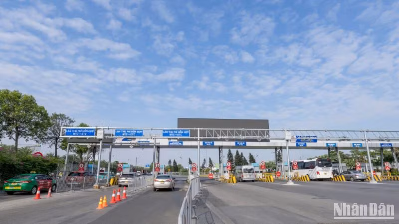 Chủ xe đã có tài khoản ETC sử dụng trên các quốc lộ, đường cao tốc có thể lưu thông qua làn thu phí của sân bay mà không cần dán thêm thẻ hay phát sinh thêm thủ tục, bởi các hệ thống này được tích hợp đồng bộ. Chủ xe đã có tài khoản ETC sử dụng trên các quốc lộ, đường cao tốc có thể lưu thông qua làn thu phí của sân bay mà không cần dán thêm thẻ hay phát sinh thêm thủ tục, bởi các hệ thống này được tích hợp đồng bộ.