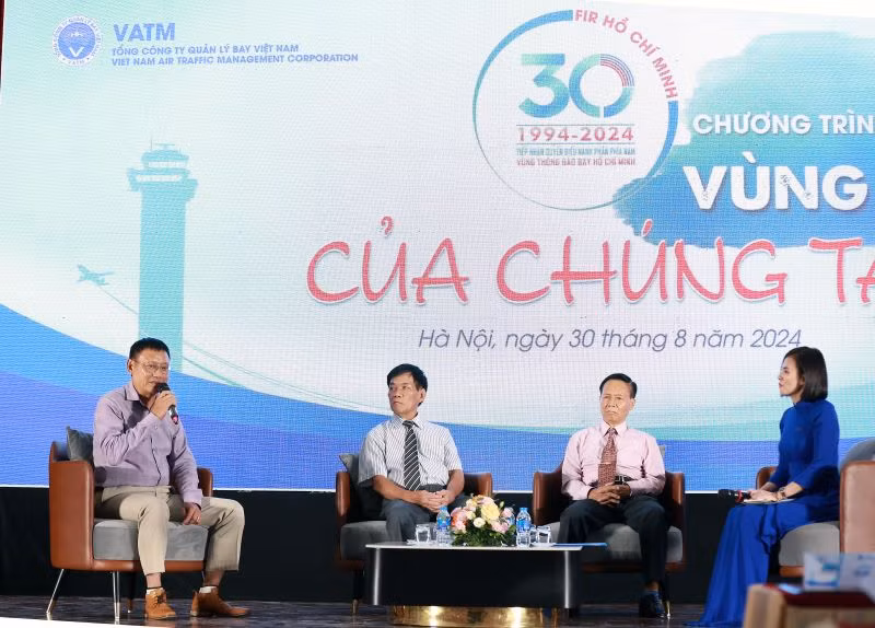 Ông Phạm Việt Dũng (ngoài cùng bên trái), ông Nguyễn Quý Bính (thứ hai từ trái sang), ông Lê Ngọc Sơn (thứ 3 từ trái sang) tham gia tọa đàm.