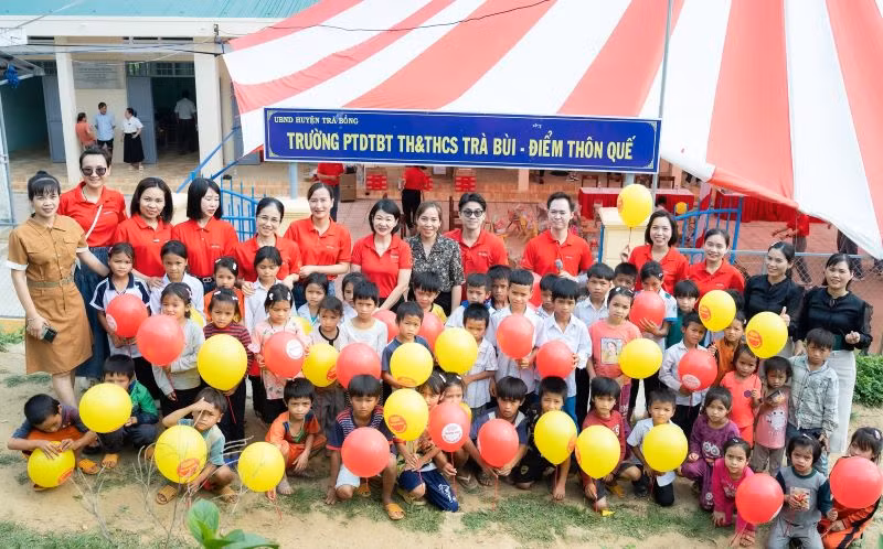 Điểm trường thôn Quế nằm cách thành phố Quảng Ngãi khoảng 80km, là điểm trường khó khăn nhất so với các điểm trường khác.