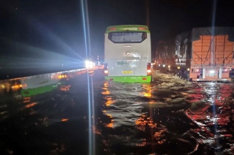 Mưa lớn kéo dài sáng sớm 29/7 gây ngập nước cục bộ khoảng 100m trên tuyến cao tốc Phan Thiết-Dầu Giây, điểm sâu nhất ngập khoảng 70cm, ảnh hưởng đến phương tiện lưu thông theo cả hai chiều.