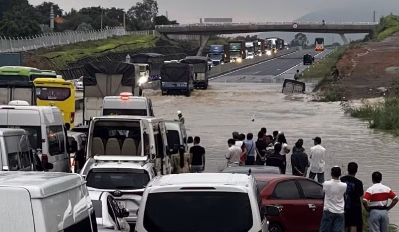 Bộ Giao thông vận tải chỉ đạo chủ đầu tư phối hợp với các đơn vị điều tiết phương tiện, bố trí xe chuyên dụng ứng cứu phương tiện bị ảnh hưởng.