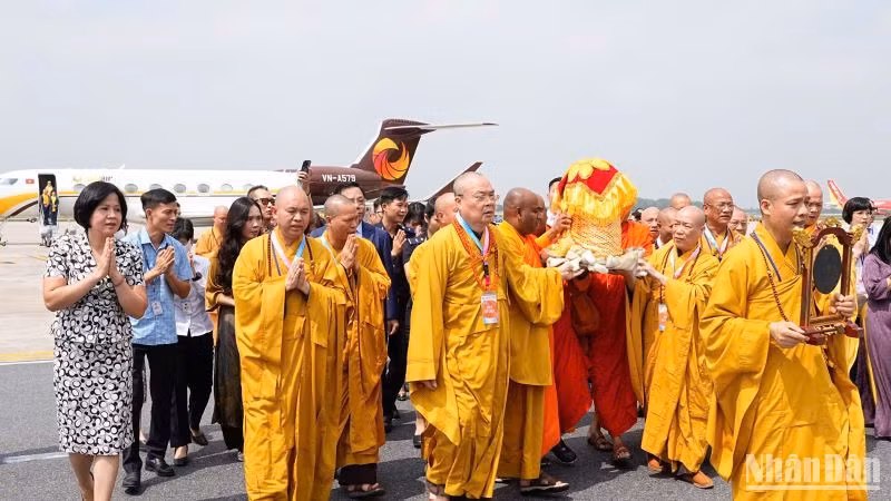 Chuyến bay mang số hiệu SAV579 của Hãng hàng không Sun Air vận chuyển xá lợi Phật - bảo quốc gia Ấn Độ, đã hạ cánh an toàn tại Cảng Hàng không quốc tế Nội Bài lúc 13 giờ 30 phút ngày 13/5.