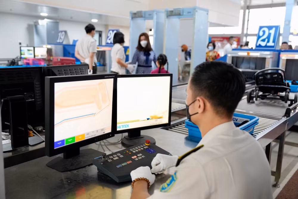 Công tác soi chiếu an ninh hàng không tại Nội Bài được thắt chặt khi áp dụng nâng mức kiểm soát lên cấp độ 1. Công tác soi chiếu an ninh hàng không tại Nội Bài được thắt chặt khi áp dụng nâng mức kiểm soát lên cấp độ 1.