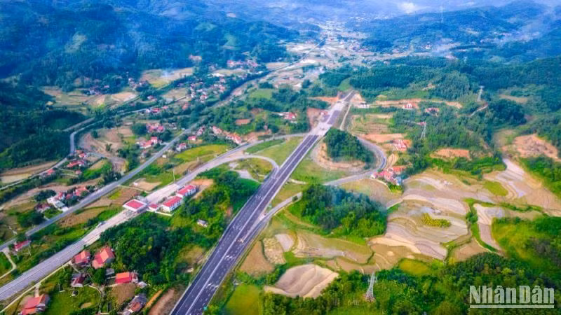 Bộ Xây dựng kiến nghị bố trí khoảng 14.199 tỷ đồng từ nguồn tăng thu, tiết kiệm chi ngân sách trung ương năm 2024 để tháo gỡ cho 9 dự án BOT giao thông gặp vướng mắc, trong đó có dự án đường cao tốc Bắc Giang-Lạng Sơn (trong ảnh).