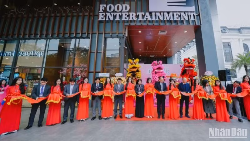 Các đại biểu cắt băng khai trương Aeon Xuân Thủy.