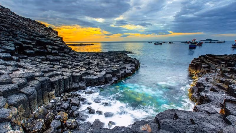 Từ thành phố Tuy Hòa đi tham quan Gành Đá Đĩa, quãng đường khoảng 40km, cước phí chiều đi hết 320.000 đồng, còn chiều về được giảm một nửa.