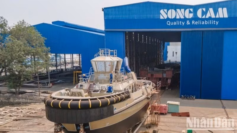 Công ty cổ phần Đóng tàu Sông Cấm đóng tàu kéo-đẩy cho chủ tàu Damen (Hà Lan).