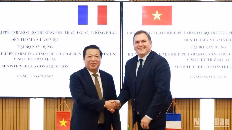 Bộ trưởng Xây dựng Trần Hồng Minh (trái) tiếp Bộ trưởng Giao thông Pháp Philippe Tabarot.