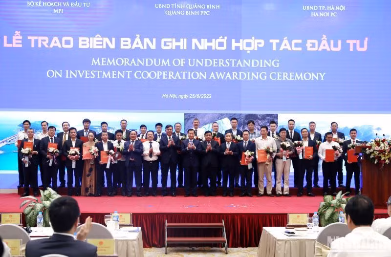 Công bố Quy hoạch tỉnh Quảng Bình và trao biên bản ghi nhớ hợp tác đầu tư.