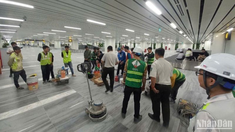 Các đơn vị khẩn trương thi công lát đá nhà ga.