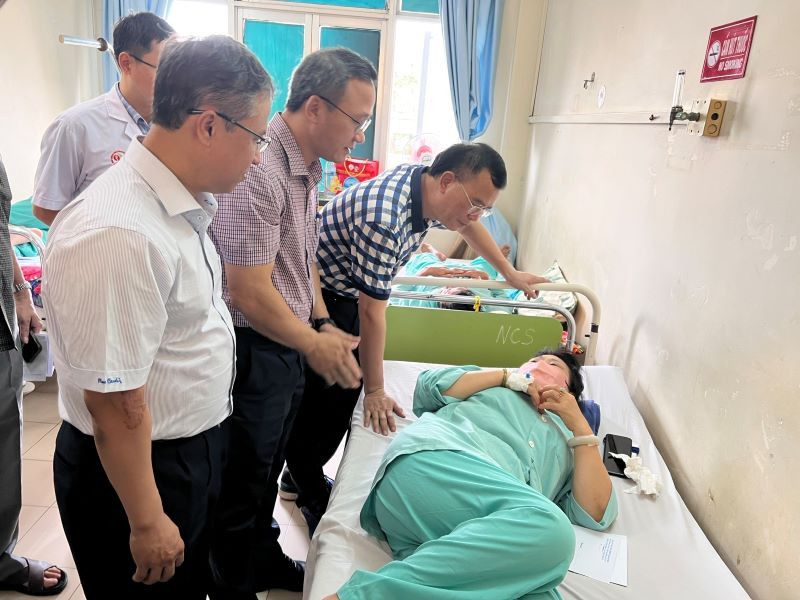 Đoàn công tác Ủy ban An toàn giao thông quốc gia thăm hỏi nạn nhân.
