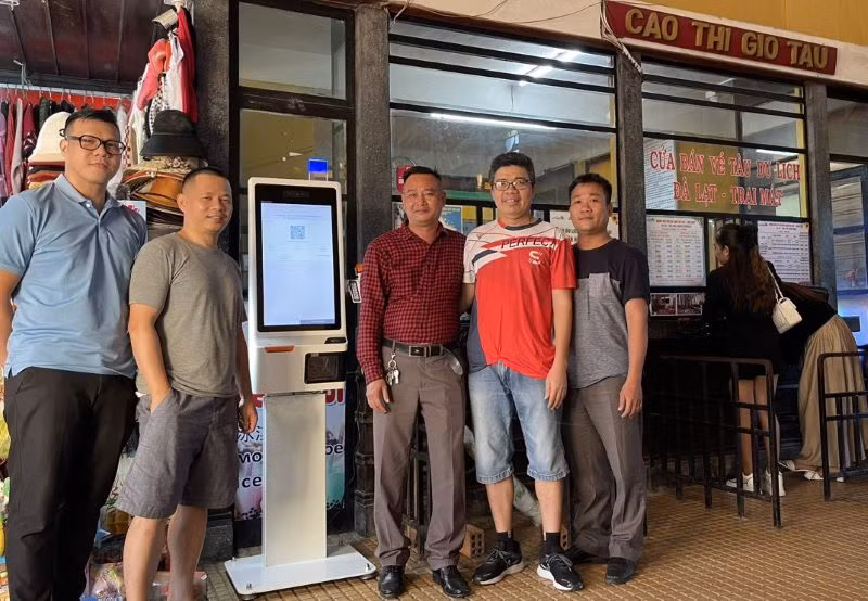 Máy bán vé tàu hỏa tự động có màn hình rộng, giao diện thân thiện, ngôn ngữ sử dụng là tiếng Việt và tiếng Anh.