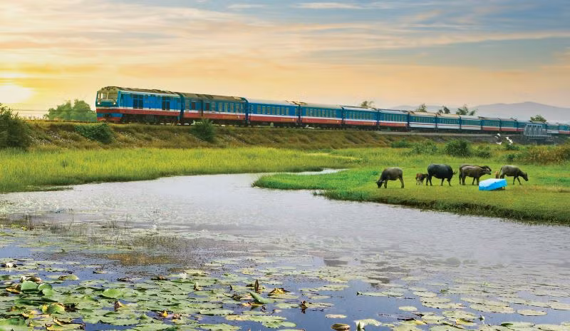 Tàu khách Thống Nhất trên tuyến bắc-nam.