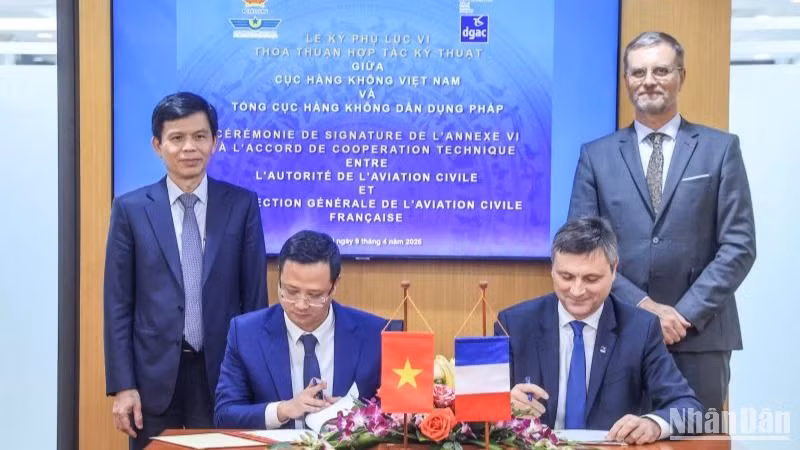 Đại diện Cục Hàng không Việt Nam và Tổng cục Hàng không dân dụng Pháp ký Phụ lục VI của Thỏa thuận hợp tác kỹ thuật.