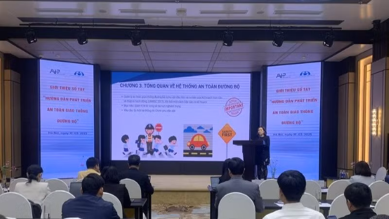 Chuyên gia an toàn giao thông giới thiệu tổng quan tài liệu.