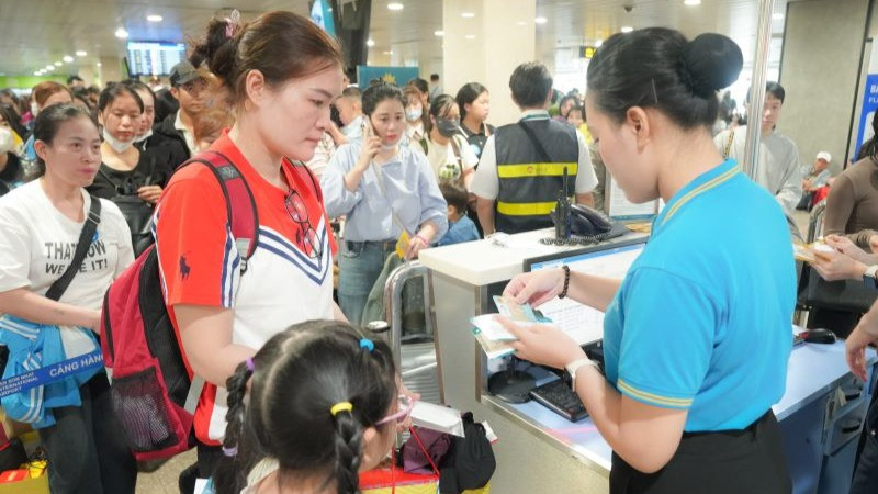 Hành khách làm thủ tục hàng không trong dịp cao điểm Tết.