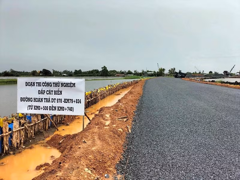 Đoạn đường thi công thử nghiệm đắp cát biển đường hoàn trả DT 978 (Bạc Liêu).