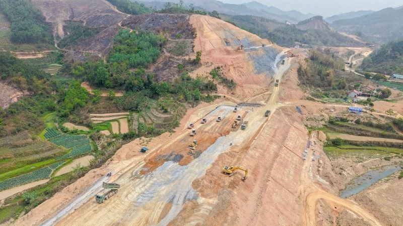 Thi công đường cao tốc qua Cao Bằng-Lạng Sơn. Thi công đường cao tốc qua Cao Bằng-Lạng Sơn.
