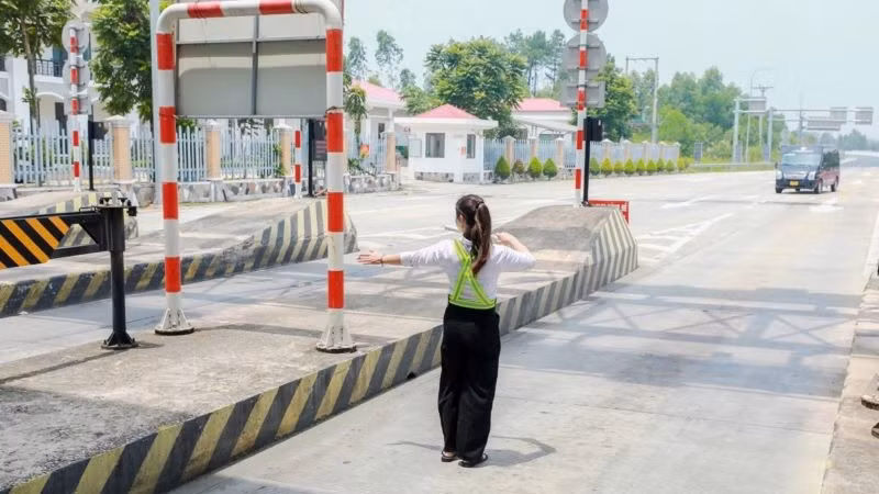 Nữ nhân viên trạm thu phí đường cao tốc Bắc Giang-Lạng Sơn có nhiệm vụ báo cáo tình hình lưu lượng phương tiện, phối hợp với lực lượng chức năng, xử lý các tình huống khẩn cấp.