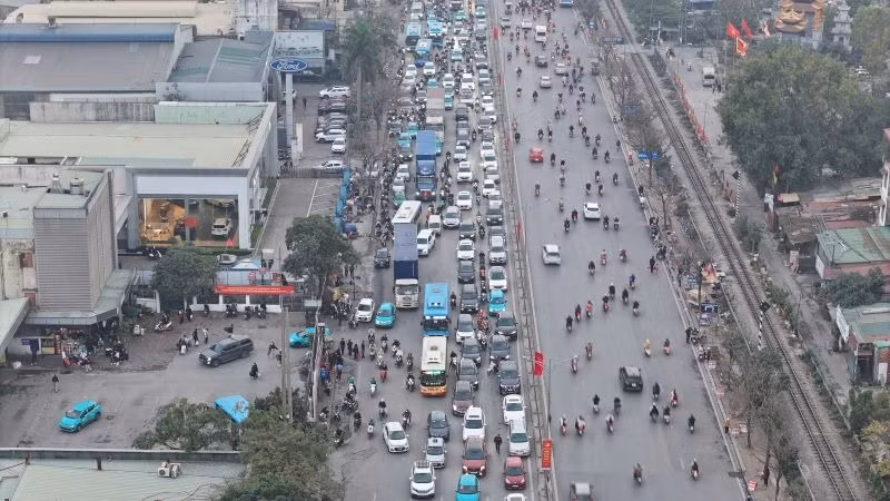 Trên nhiều tuyến quốc lộ không có làn đường dành cho xe thô sơ, trục đường đô thị đang được duy trì mô hình giao thông hỗn hợp,… chính là những yếu tố gây tỷ lệ tai nạn với xe máy rất cao.