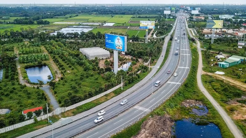 Bộ Giao thông vận tải sẽ tiếp tục phối hợp chặt chẽ với các bộ, ngành và địa phương tìm kiếm, huy động các nguồn vốn hợp pháp để sớm triển khai đầu tư, nâng cấp đoạn tuyến cao tốc này theo quy hoạch (6 làn xe).