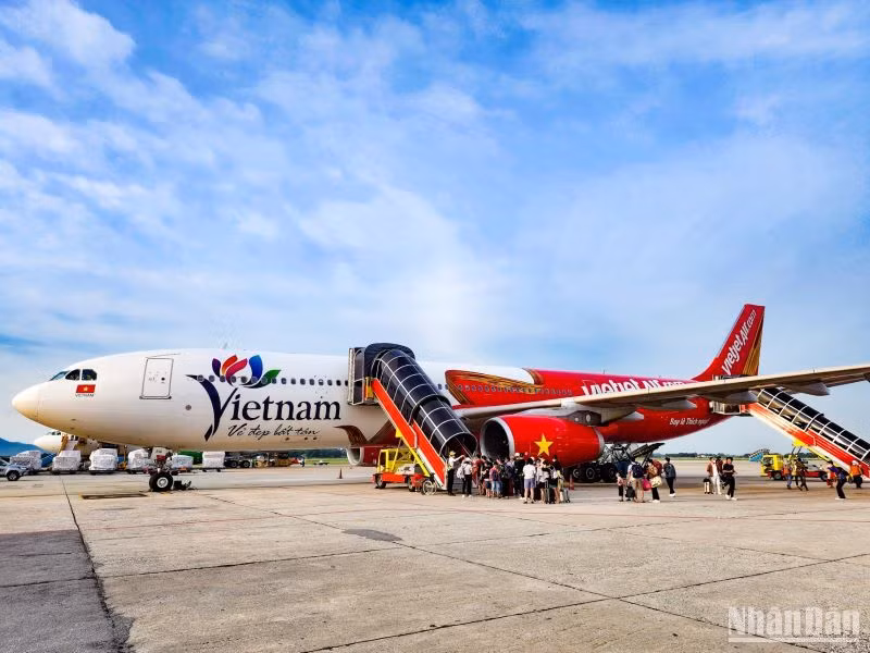 Biểu tượng du lịch Việt Nam trên thân máy bay A330 của Vietjet.