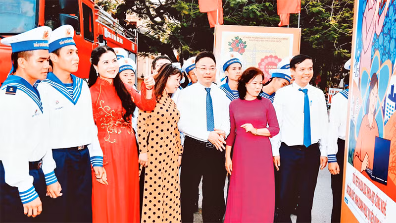 Tham quan triển lãm các tác phẩm tiêu biểu được trưng bày. (Ảnh NGÔ QUANG DŨNG)