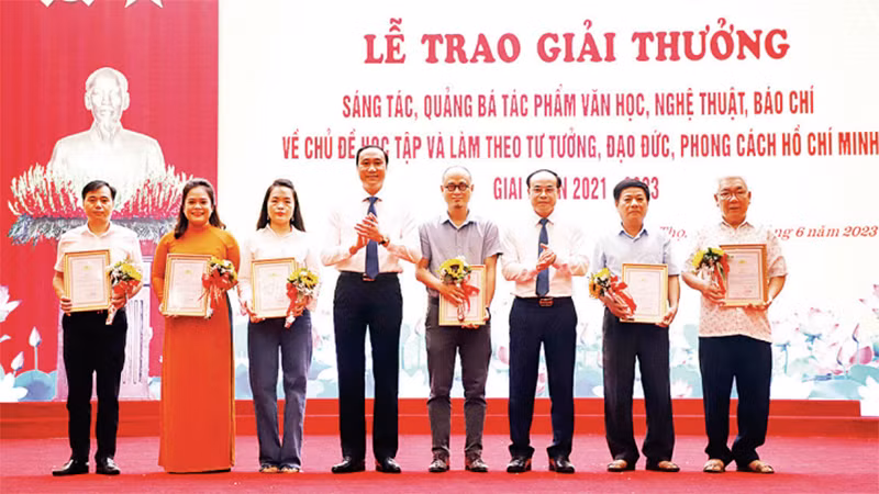 Lãnh đạo Tỉnh ủy Phú Thọ trao giải A cho các tác giả, nhóm tác giả và đơn vị đạt giải hoạt động quảng bá.