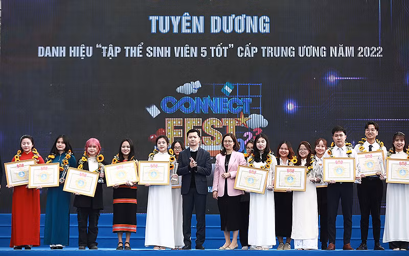 Bí thư Trung ương Đoàn, Chủ tịch Hội Sinh viên Việt Nam Nguyễn Minh Triết (thứ 6 từ trái sang, hàng đầu) trao danh hiệu “Tập thể sinh viên 5 tốt” cấp Trung ương năm 2022 tặng đại diện các đơn vị.