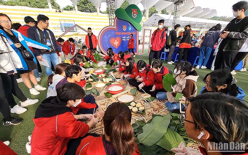 Khu vực trải nghiệm “Tình nguyện tốt” với hoạt động gói bánh chưng tặng người dân, thanh thiếu nhi hoàn cảnh khó khăn dịp Tết Nguyên đán. (Ảnh: Linh Phan)