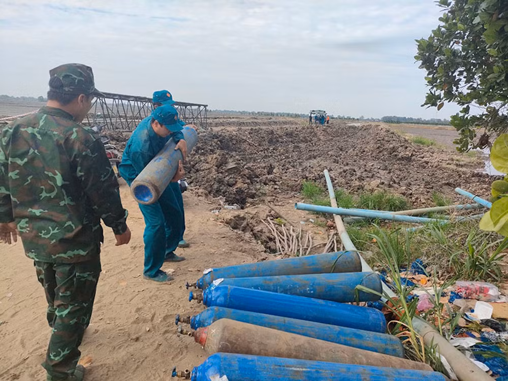Hàng chục bình oxy được đưa đến hiện trường để giải cứu cháu bé. (Ảnh: HỮU NGHĨA)