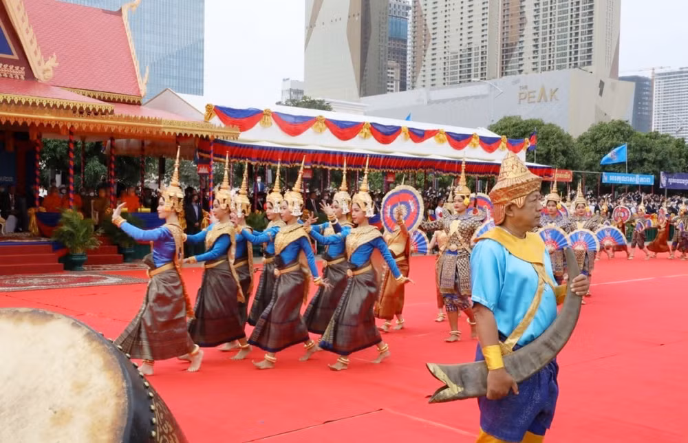 Biểu diễn văn nghệ chào mừng lễ kỷ niệm Chiến thắng lịch sử. (Ảnh: Nguyễn Hiệp)