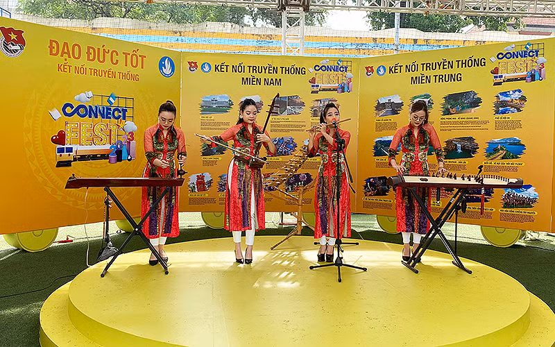 Hoạt động trình diễn văn hóa nghệ thuật truyền thống dân tộc.