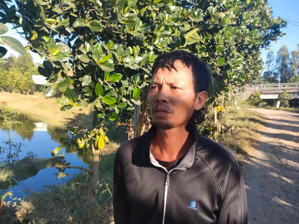 Anh Thái Văn Tấn Tài, ba bé Hạo Nam đứng từ xa chờ tin con. (Ảnh: HỮU NGHĨA)