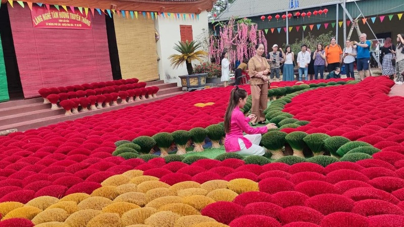 Khách du lịch thích thú với trải nghiệm tại làng tăm hương Quảng Phú Cầu Cầu (huyện Ứng Hoà, Hà Nội).