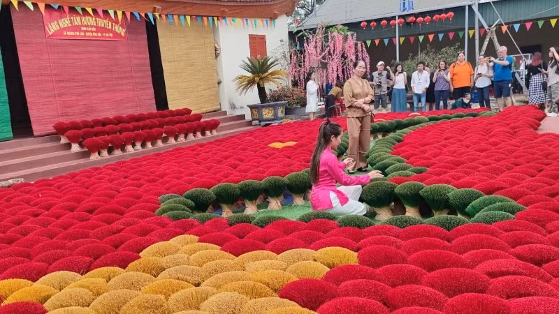 Khách du lịch thích thú với trải nghiệm tại làng tăm hương Quảng Phú Cầu Cầu (huyện Ứng Hoà, Hà Nội).