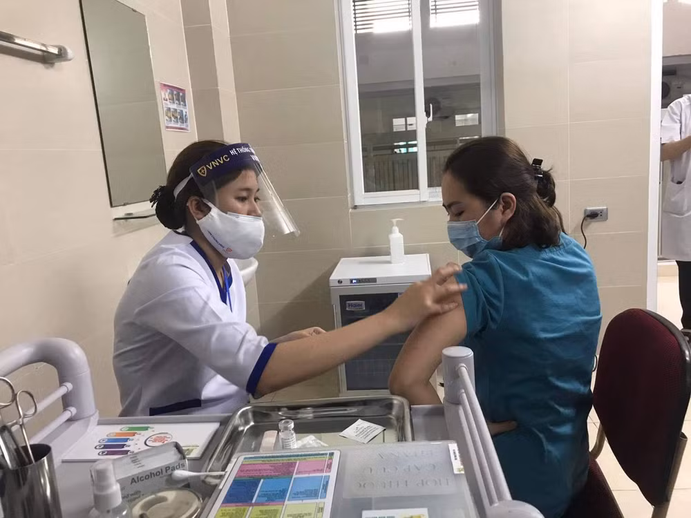 Hà Nội vận động người dân tiêm vaccine, chủ động phòng, chống dịch bệnh Covid-19.