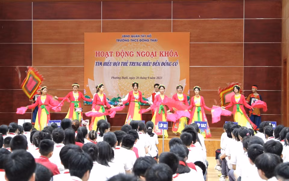 Các em học sinh biểu diễn nghệ thuật truyền thống trong buổi ngoại khoá.