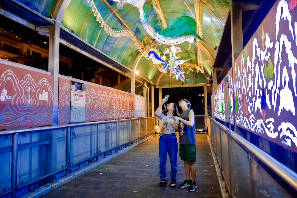 Giới trẻ đến trải nghiệm tại cầu đi bộ.