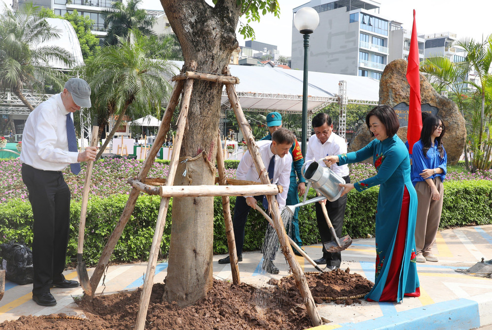 Các đại biểu tham gia chương trình Trồng cây hữu nghị.