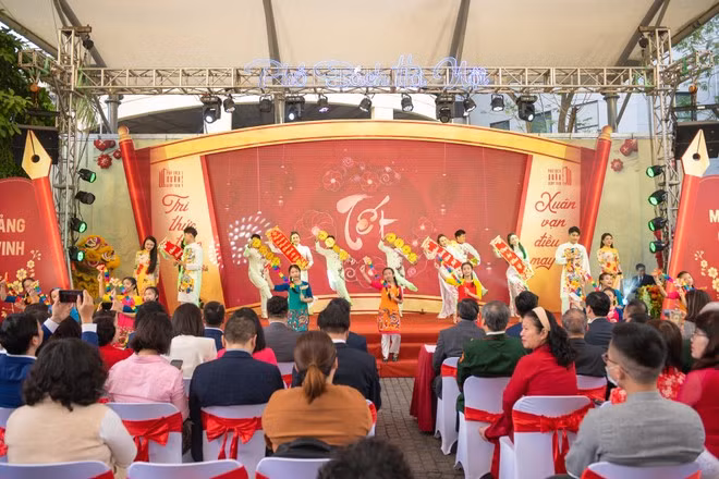 Nhiều tiết mục văn nghệ truyền thống hấp dẫn tại Phố sách Xuân.