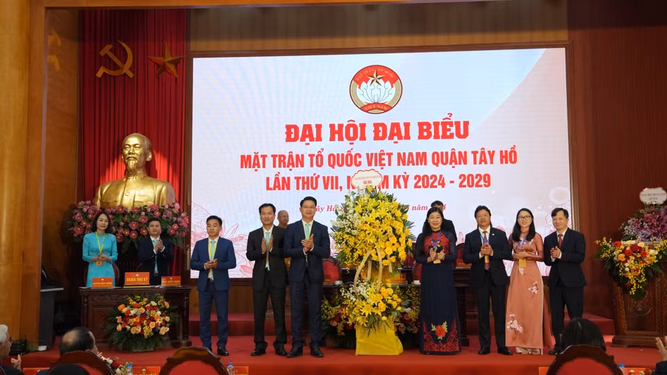 Đại diện lãnh đạo Ủy ban Mặt trận Tổ quốc thành phố Hà Nội chúc mừng Đại hội.