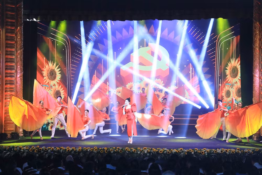 Những tiết mục văn nghệ đặc sắc ca ngợi Đảng làm say lòng người.