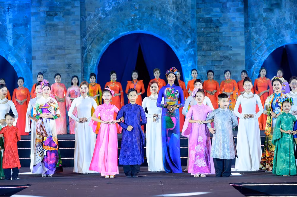 Quảng bá hình ảnh Thủ đô qua Lễ hội Áo dài Du lịch 2024. Quảng bá hình ảnh Thủ đô qua Lễ hội Áo dài Du lịch 2024.