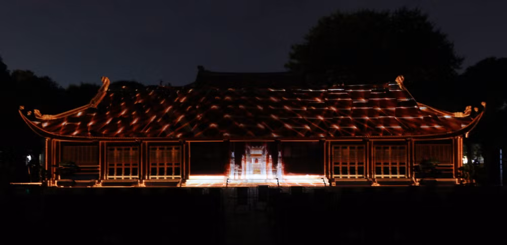 Toà Tiền đường ở Nhà Thái học trở thành một "màn hình" khổng lồ để khách du lịch thưởng thức các màn trình diễn công nghệ.