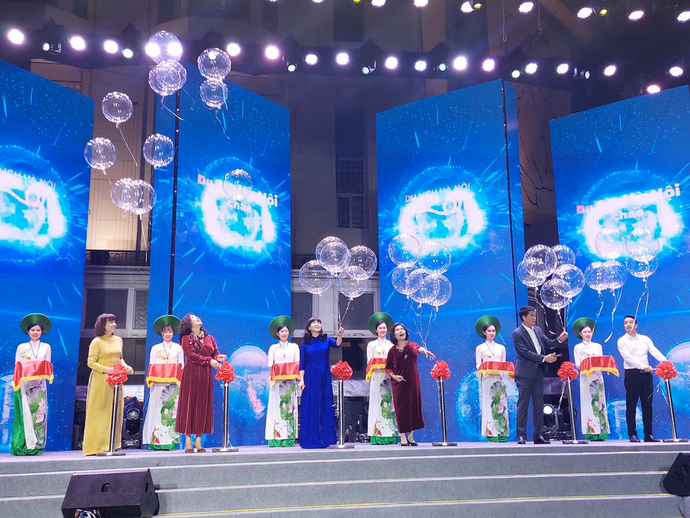 Các đại biểu thả bóng bay khai mạc chương trình Du lịch Hà Nội chào 2023.