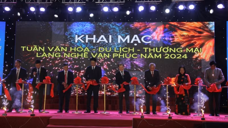 Các đại biểu cắt băng khai mạc Tuần Văn hóa.