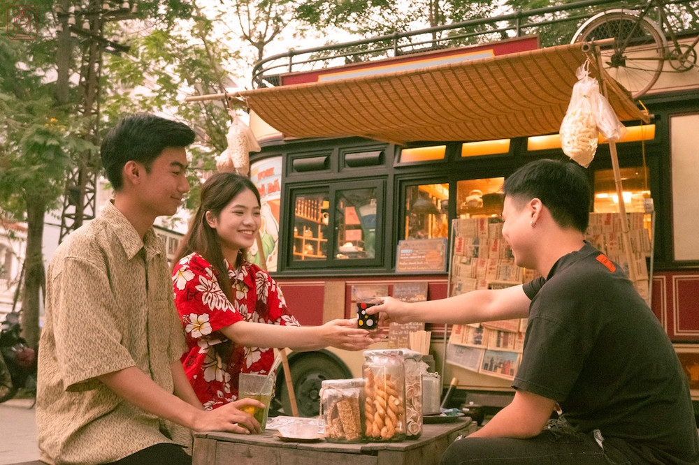 Khách du lịch được trải nghiệm thời bao cấp khi tham gia chương trình.