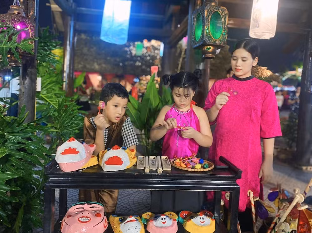Các em nhỏ vui Trung thu trong Đêm hội Trăng rằm.